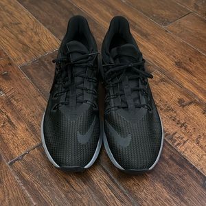 Men’s Nike 10.5 Running Shoe Black Quest AA7403-002 -Mint Condition-